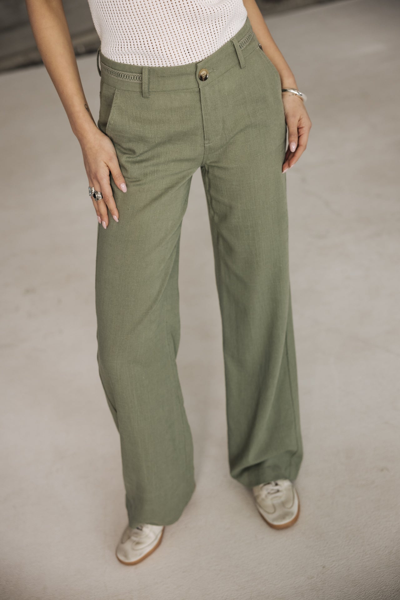 Agatha Pantalon large en lin (deep lichen green)
