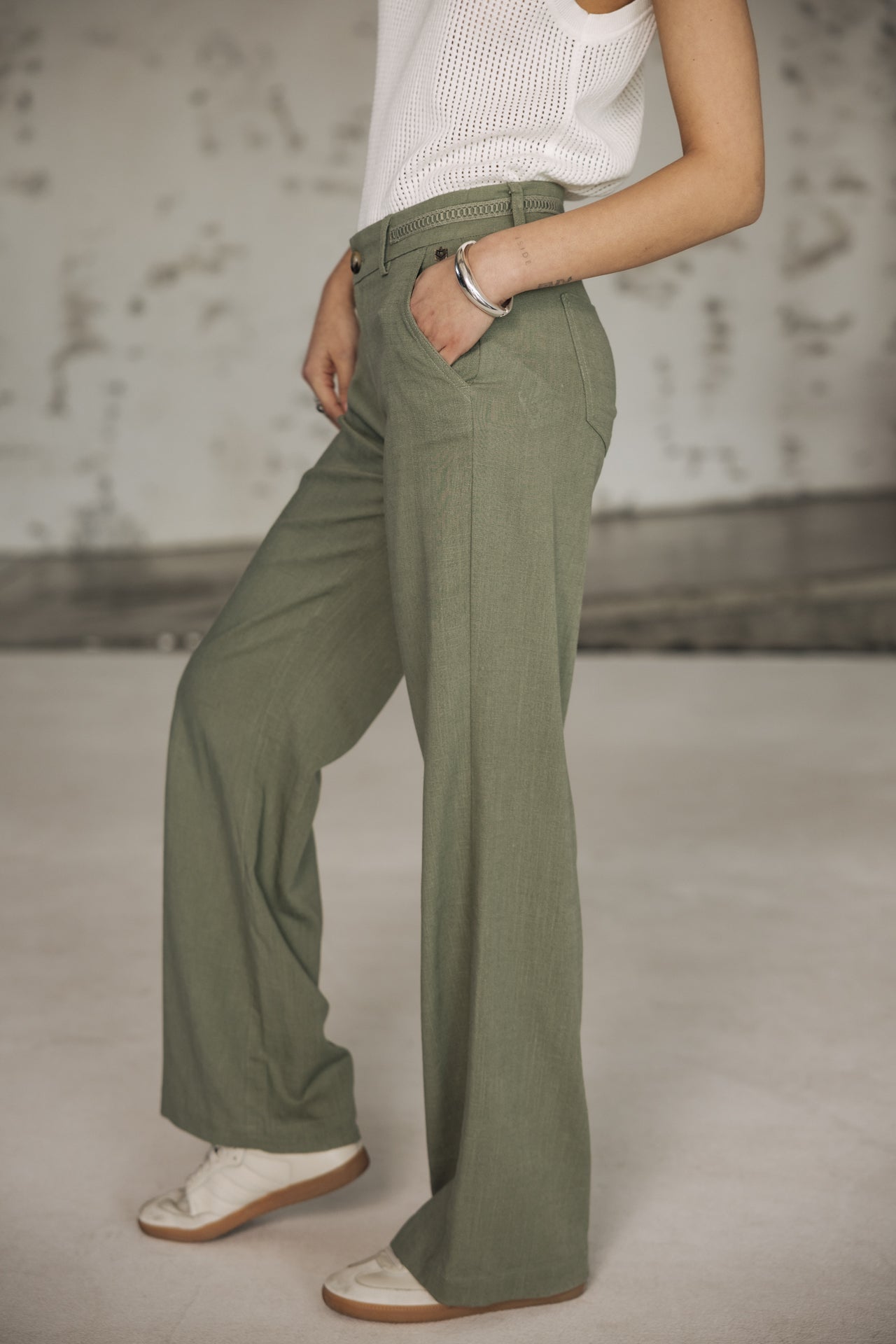 Agatha Pantalon large en lin (deep lichen green)