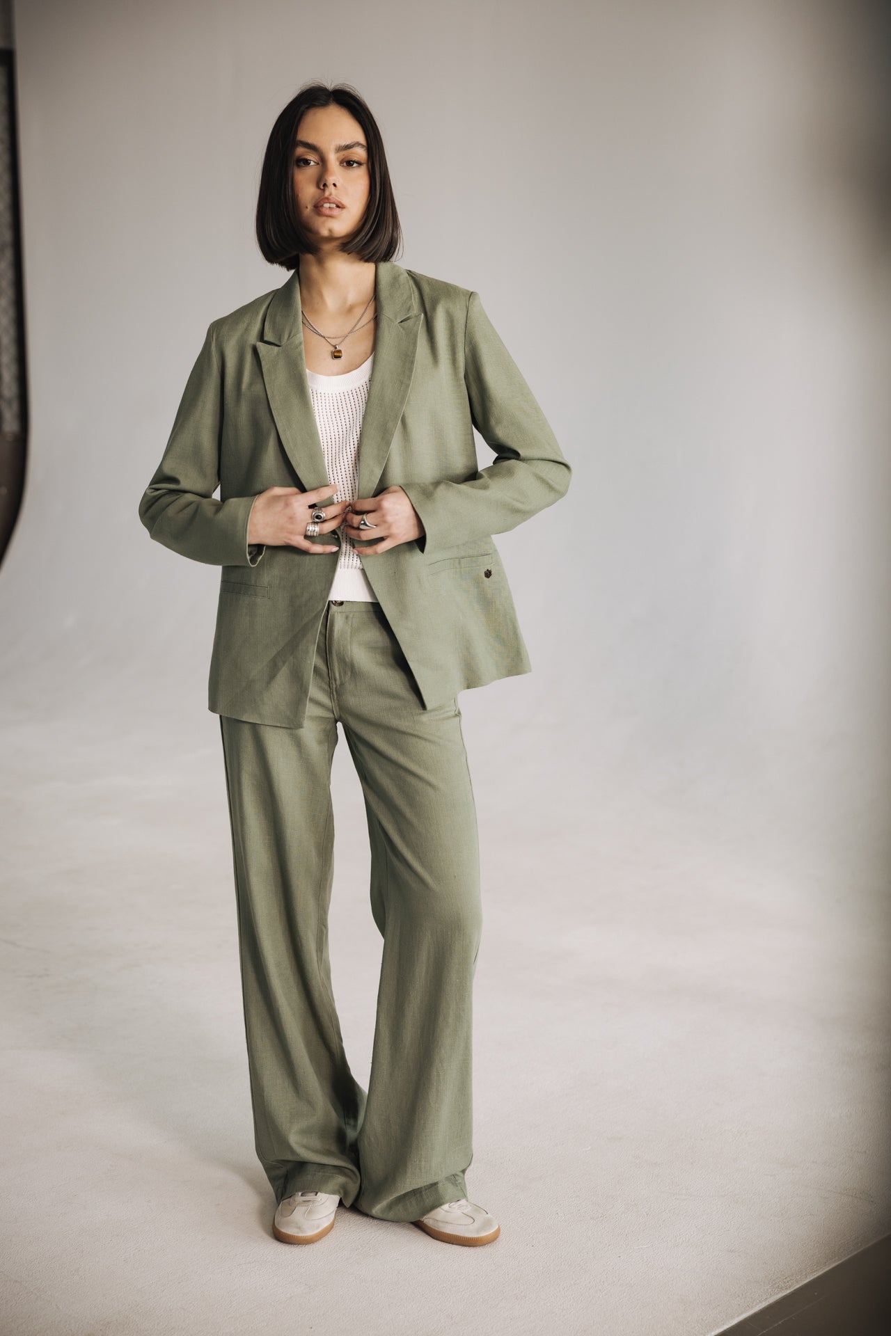 Agatha Pantalon large en lin (deep lichen green)