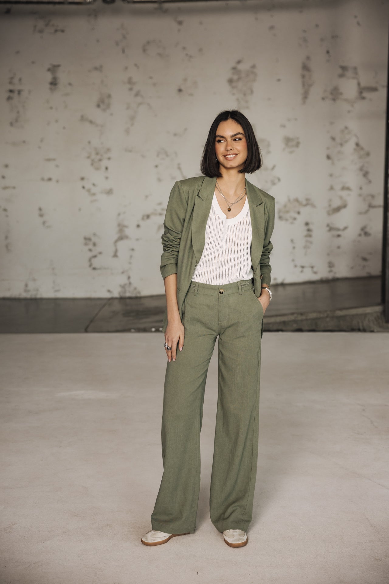Agatha Pantalon large en lin (deep lichen green)