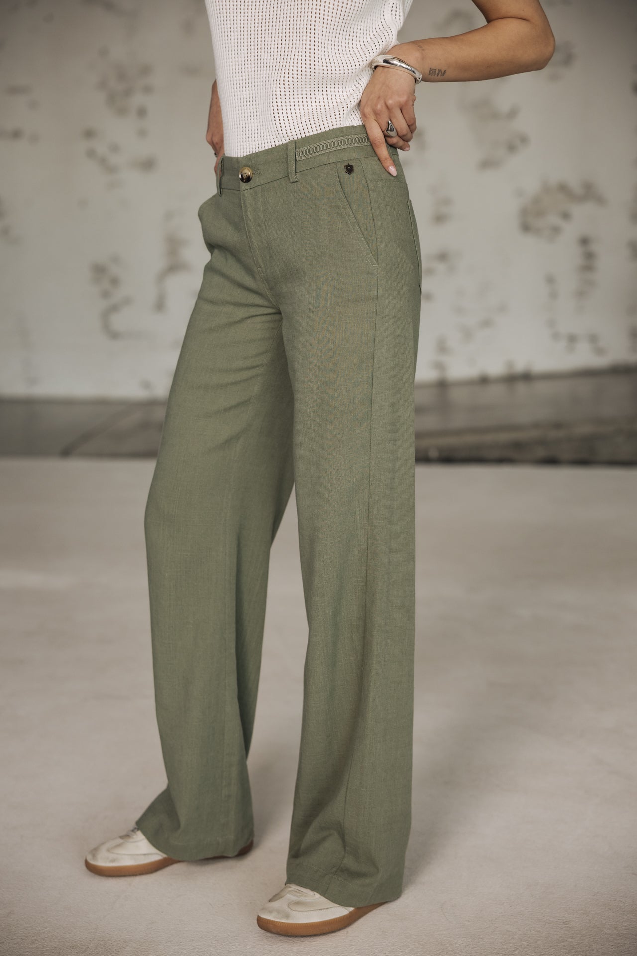 Agatha Pantalon large en lin (deep lichen green)