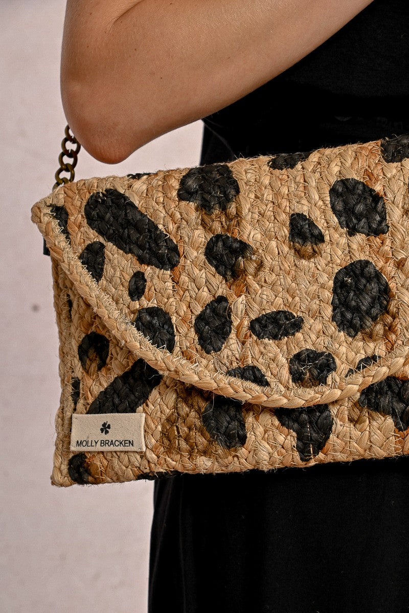 Pochette à clip en paille motif léopard
